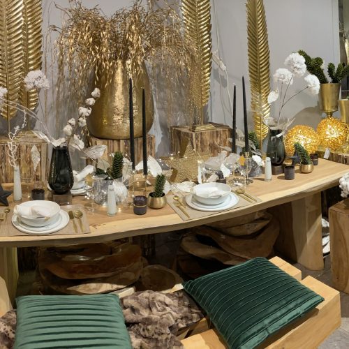 Festlich gedeckter Tisch in Gold