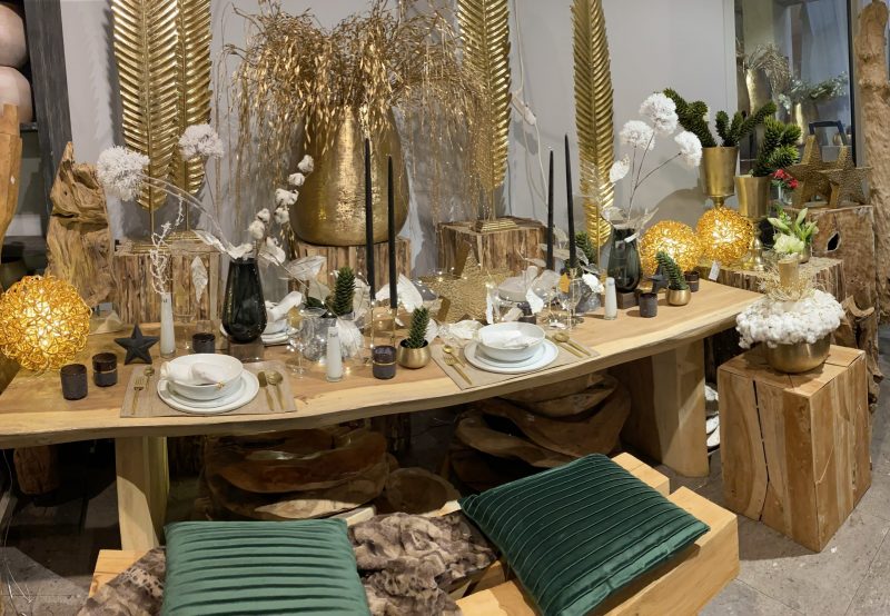 Festlich gedeckter Tisch in Gold
