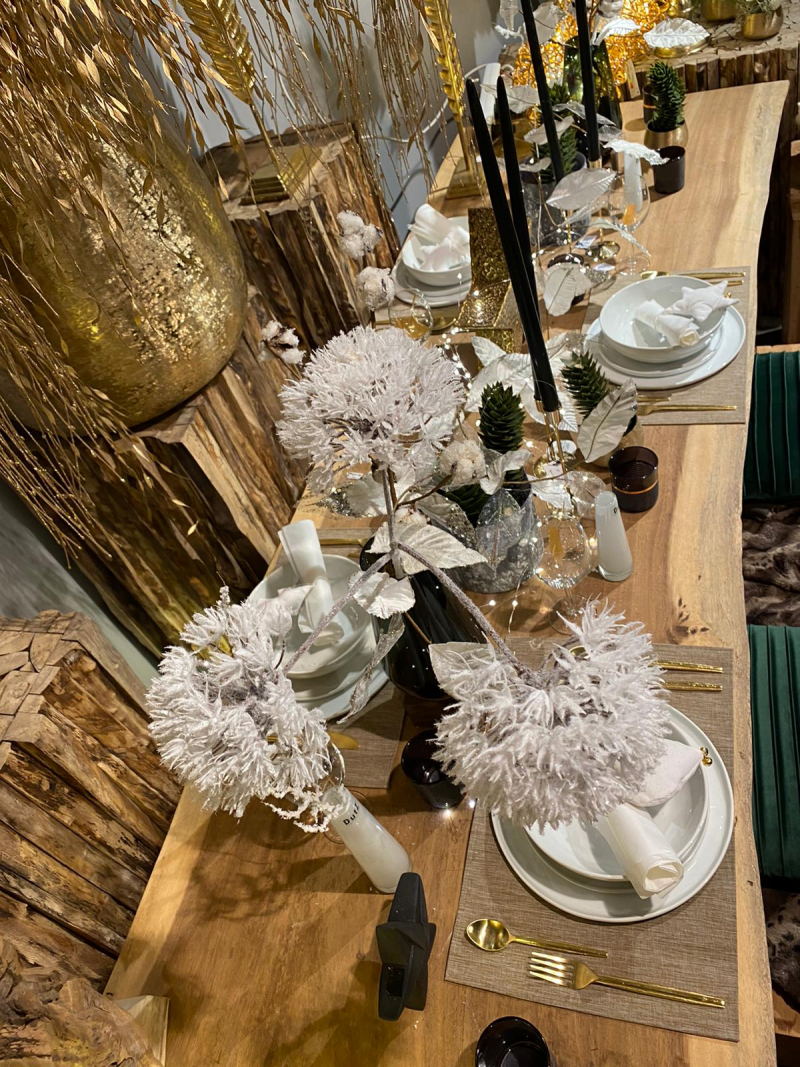 Festlich gedeckter Tisch in Gold – Bild 2