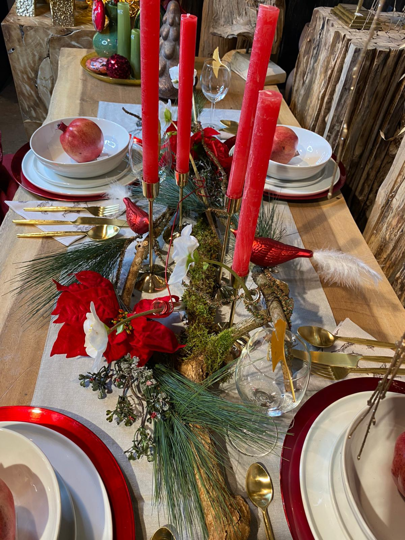 Festlich gedeckter Tisch in Rot