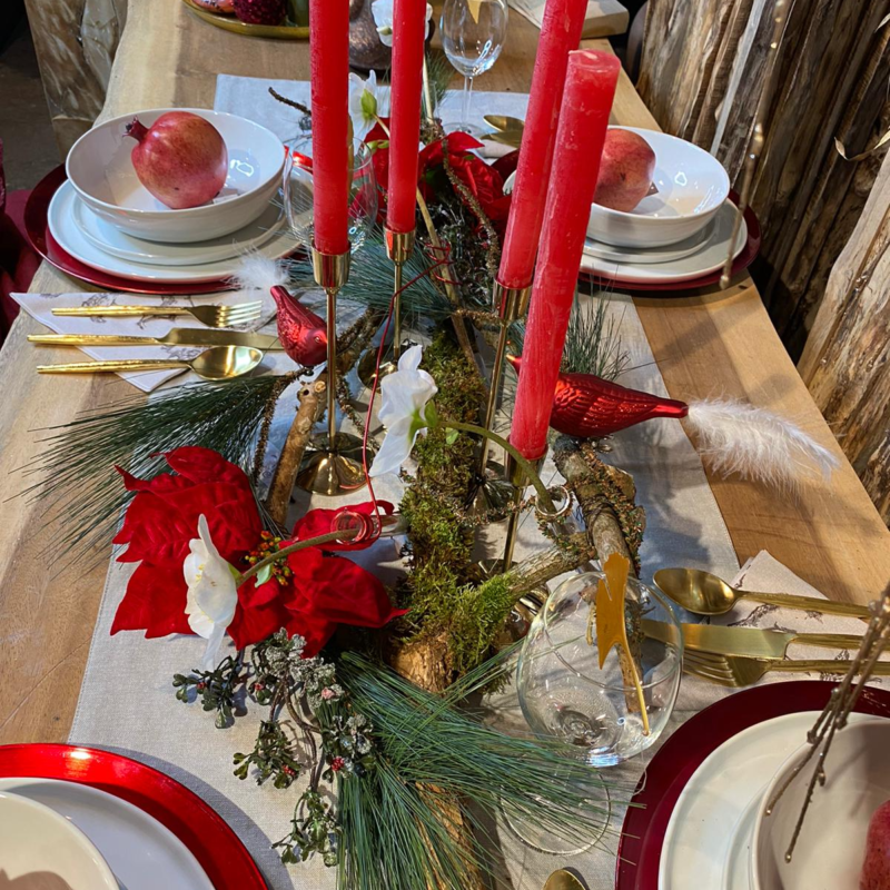 Festlich gedeckter Tisch in Rot